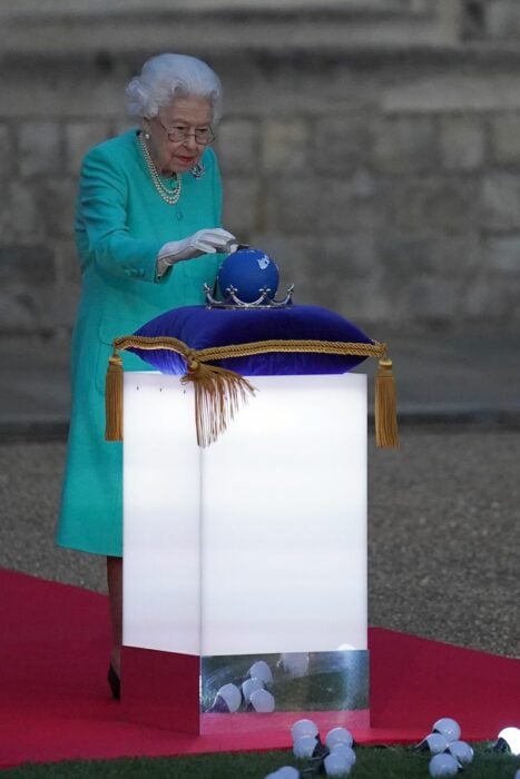 La reina Isabel II toca el Globo de las Naciones de la Commonwealth