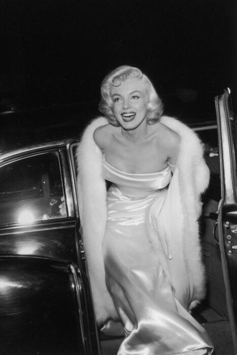 Monroe descendiendo de un carro