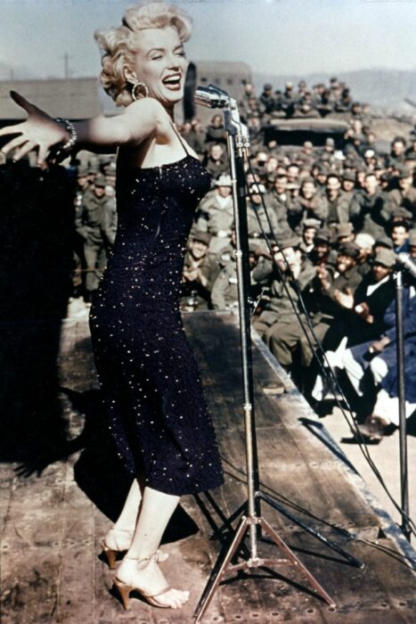 Monroe entertaining USO troops