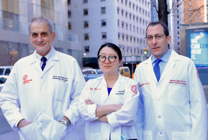 Doctor Koen Van Besien, la doctora Jingmei Hsu y el especialista en enfermedades infecciosas, el doctor Marshall Glesby