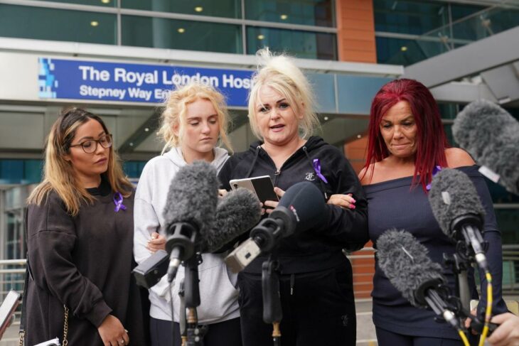 Hollie Dance y su familia afuera del The Royal London Hospital