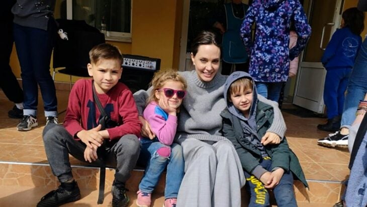 Angelina Jolie con refugiados ucranianos