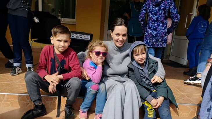 Angelina Jolie con refugiados ucranianos