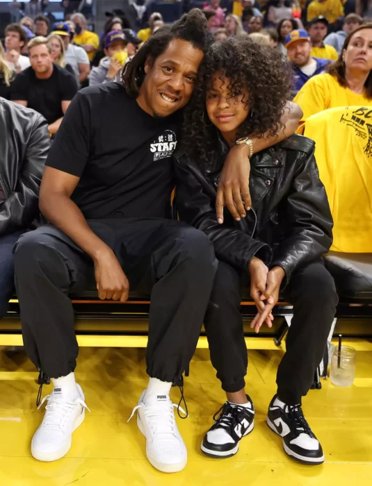 Blu Ivy y Jay-Z en partido de la NBA