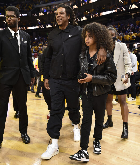 Blu Ivy y Jay-Z en partido de la NBA
