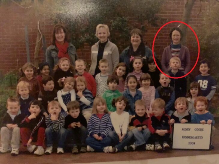 Foto escolar de Thomas McLeodd y su maestra, la mamá de Leah Menzies