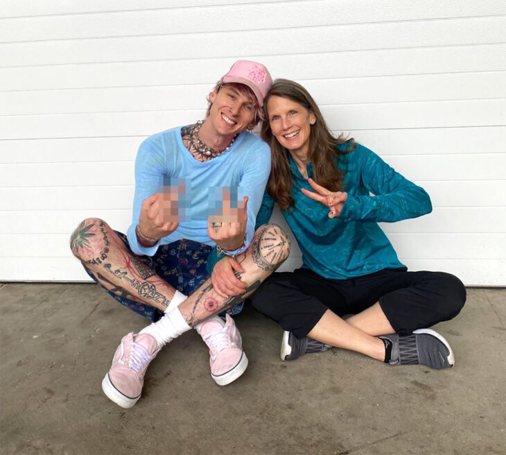 Machine Gun Kelly se reune con su mamá que lo abandonó a los 9