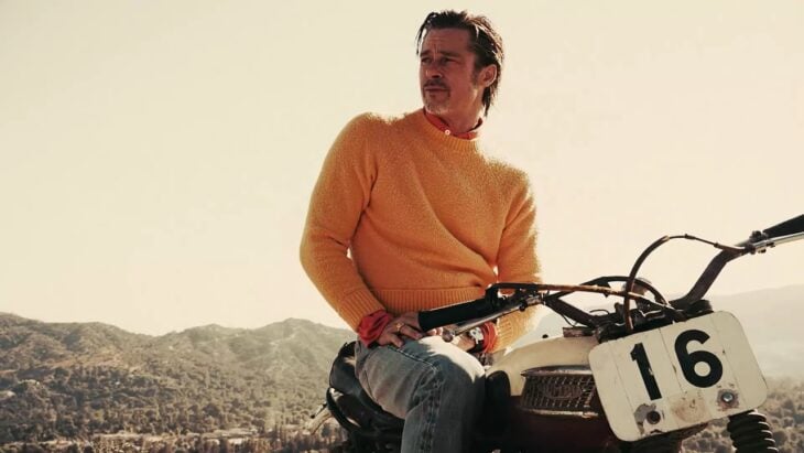 Brad Pitt en una moto