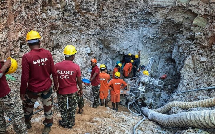 rescate del niño en la india