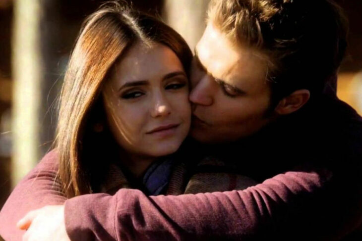 Nina Dobrev y Paul Wesley, en The Vampire Diaries