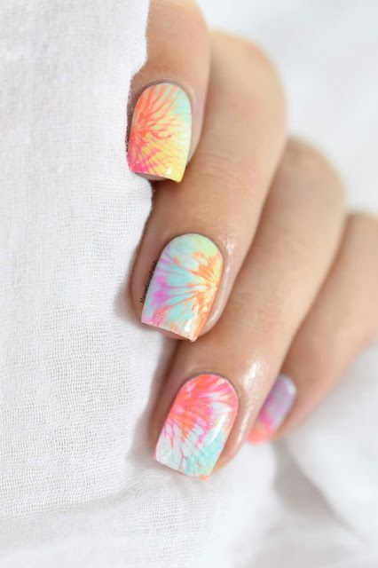 uñas tie dye color pastel