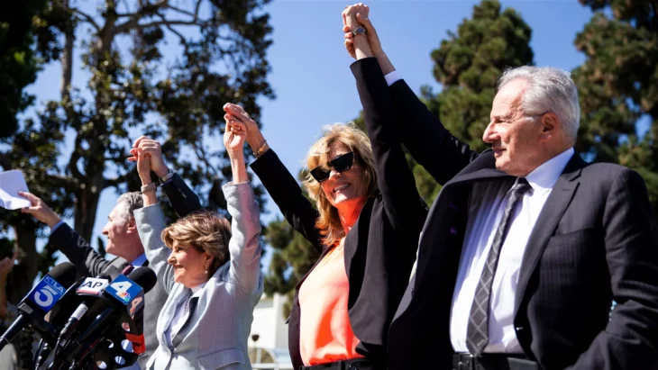 Judy Huth y su equipo legal a las afueras del juzgado de Santa Mónica, California 