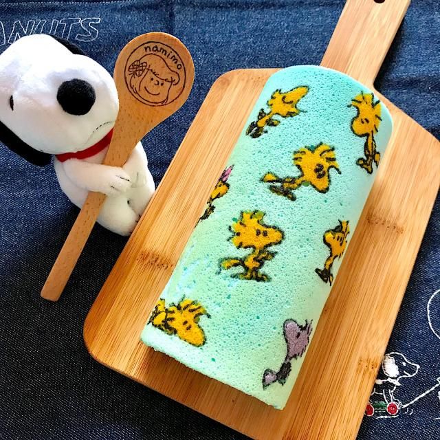 pastel con estampado de snoopy