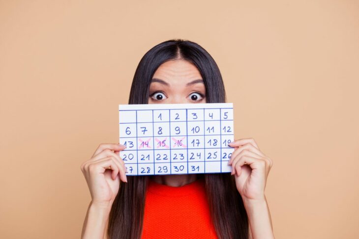 Chica sosteniendo calendario menstrual