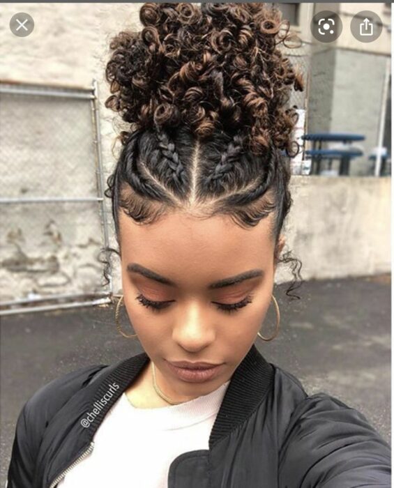 cara de una chica mostrando su chongo alto con un par de trenzas al centro de su cabello 