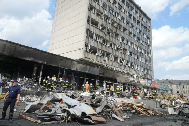 Bombardeos rusos dejan al menos 12 fallecidos en Vinnytsia