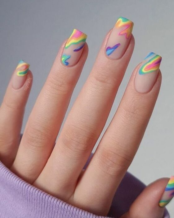 tonos fluorescentes ;13 Ideas para darle un giro cool a tu clásica manicura francesa