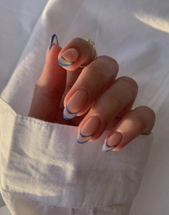 líneas azules ;13 Ideas para darle un giro cool a tu clásica manicura francesa