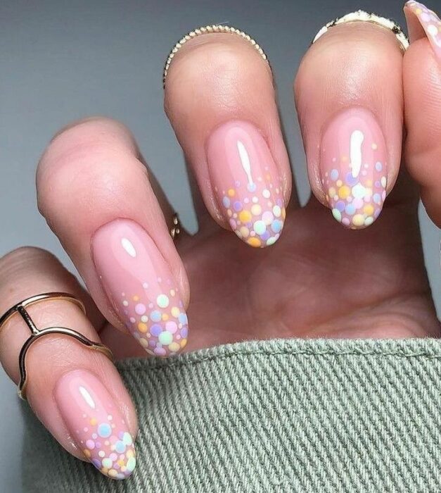 puntos de colores ;13 Ideas para darle un giro cool a tu clásica manicura francesa