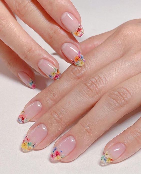 sticker con flores ;13 Ideas para darle un giro cool a tu clásica manicura francesa