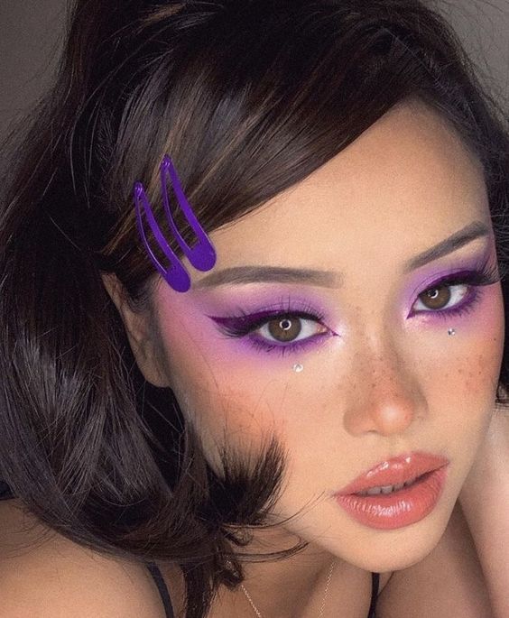 sombra con glitter ;13 Ideas para usar sombras lila y ser la reina del glamour