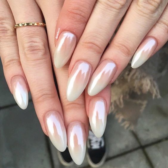 blanco ;13 Lindas manicuras de efecto espejo que te encantarán