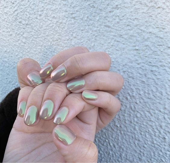 verde olivo ;13 Lindas manicuras de efecto espejo que te encantarán