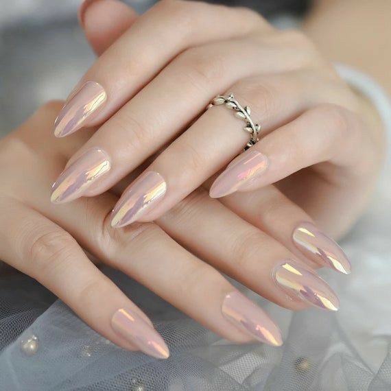 Beige ;13 Lindas manicuras de efecto espejo que te encantarán