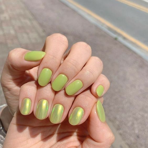 verde ;13 Lindas manicuras de efecto espejo que te encantarán