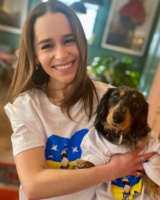 Emilia Clarke y su perrito