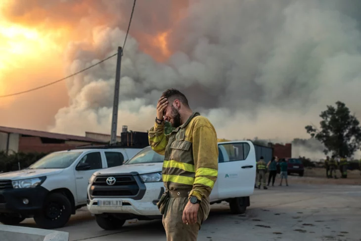 Bombero lamentándose por incendio 