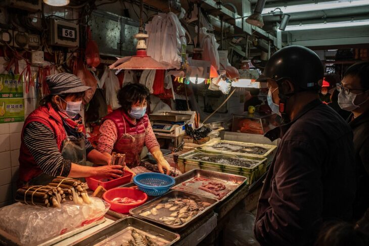 Animales vendidos en el mercado de Wuhan podrían haber iniciado la pandemia de covid-19