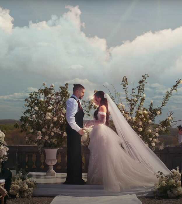 Bad Bunny y Gabriela Berlingeri en el video Titi me preguntó 