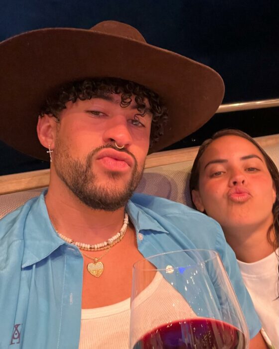 Bad Bunny junto a Gabriela Berlingeri mandando un beso 