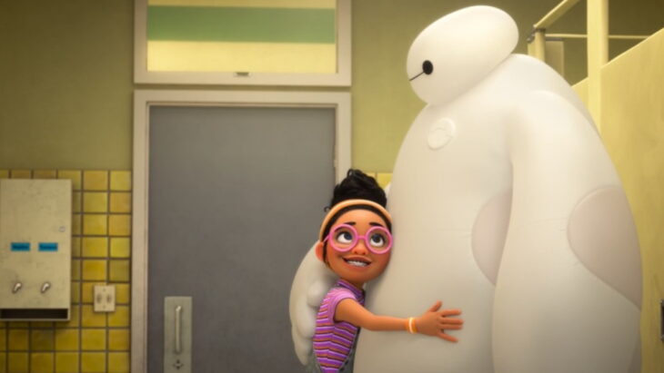 Sofía abrazando a Baymax en la serie de Disney+