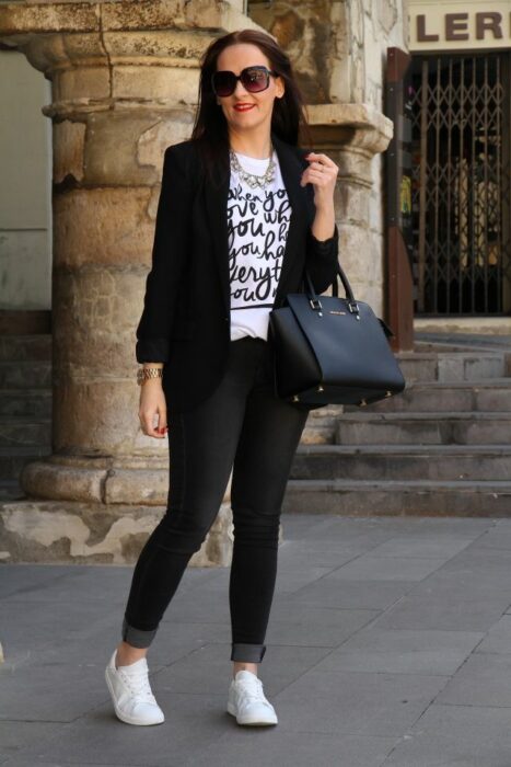 outfit godinez con tenis