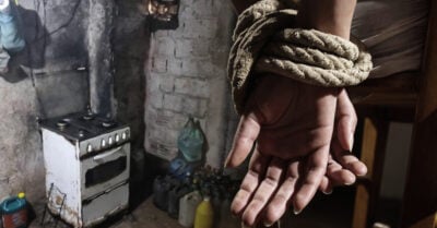Padre secuestró a su esposa e hijos por 17 años en su casa y al fin fueron rescatados
