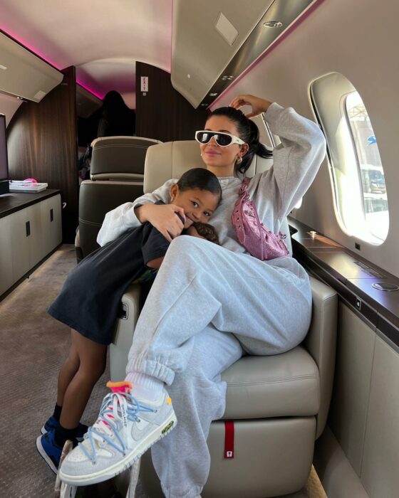 Kylie Jenner con su hija en su jet privado 