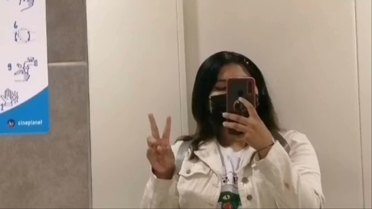 Chica tomándose una selfie en el baño