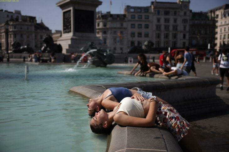 personas en el Reino Unido ante la fuerte ola de calor en 2022