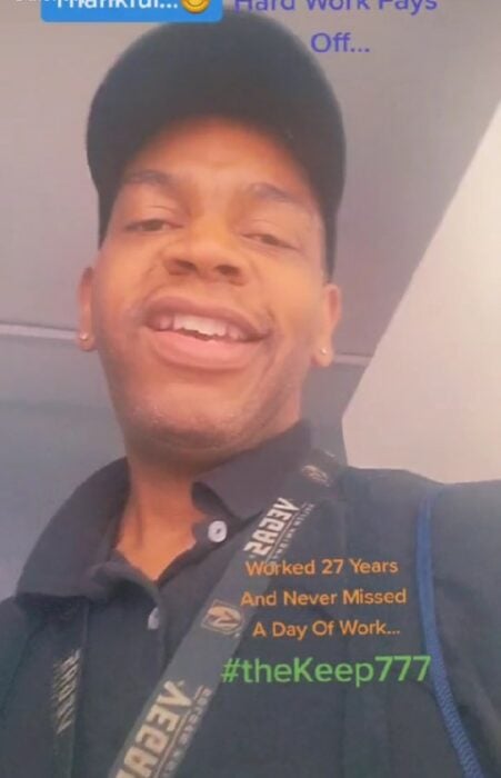 captura de pantalla del hombre que recibió una bolsa de dulces tras 27 años de trabajar en un empleo 