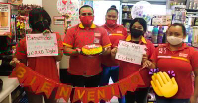 Empleados de Oxxo dan la bienvenida con pastel a joven sordo en su primer día de trabajo