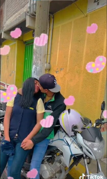 pareja se hace viral por demostrar su amor a pesar de trabajar para empresas rivales 