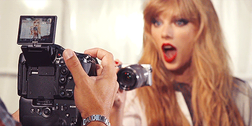 Gif de una cámara tomando una foto a Taylor Swift
