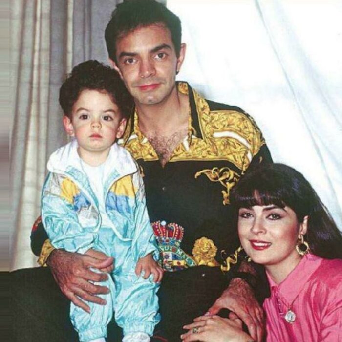 image of Eugenio Derbez with his son José Eduardo with Victoria Ruffo 