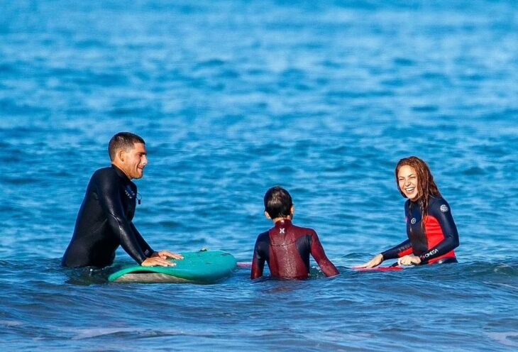 Shakira, Milan and a man surfing