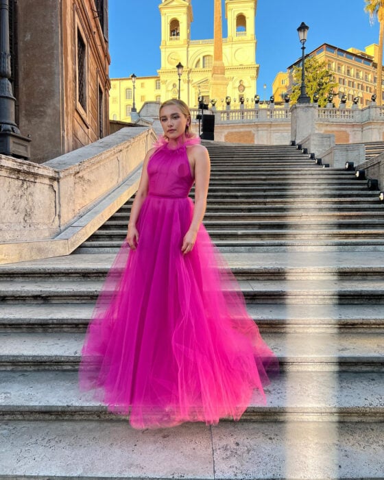 Florence Pugh posando con el vestido rosa transparente en unas escaleras de la Plaza en Roma, Italia 