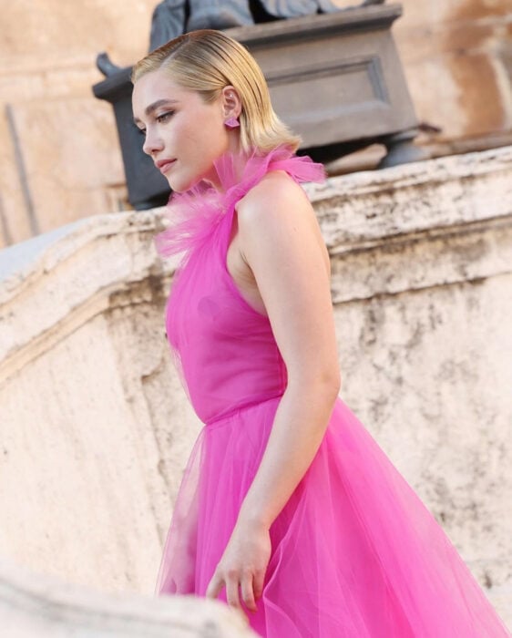 actriz Florence Pugh posando el vestido de Valentino en color rosa semitransparente