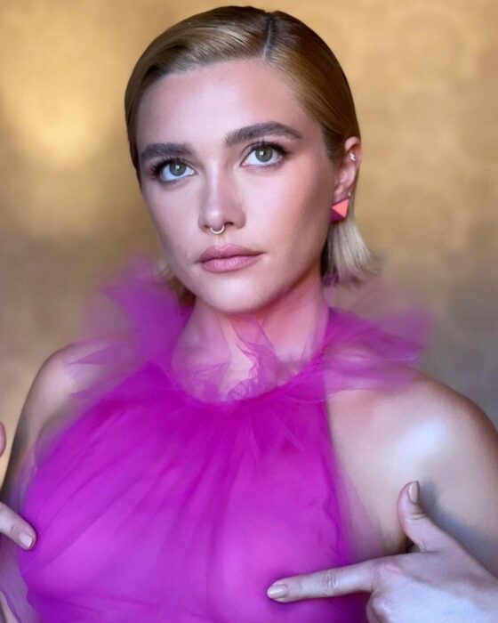 Foto de la actriz Florence Pugh tapando sus pezones vistiendo el vestido rosa de tul de Valentino