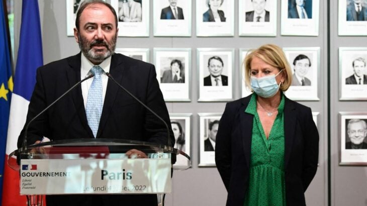 François Braun, ministro de salud en Francia junto a una mujer con cubrebocas en el parlamento de París 